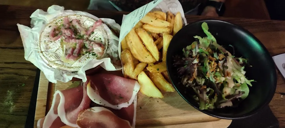 Camembert Roti Jambon Cru Frites Et Salade